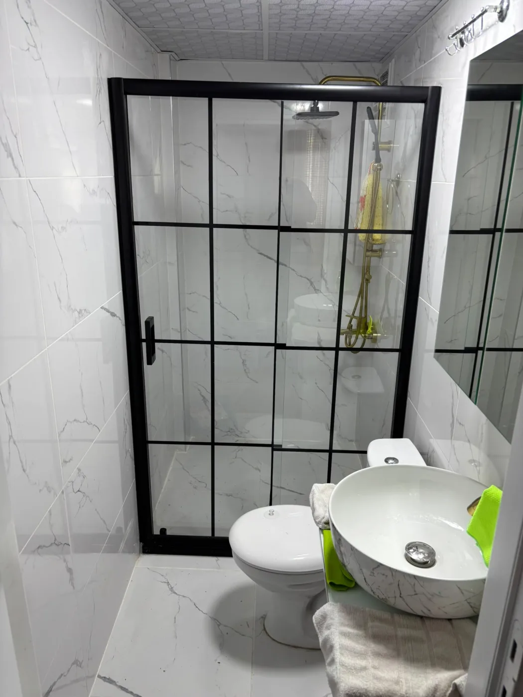 Canduş duvar boyu siyah cam duşakabin uygulaması